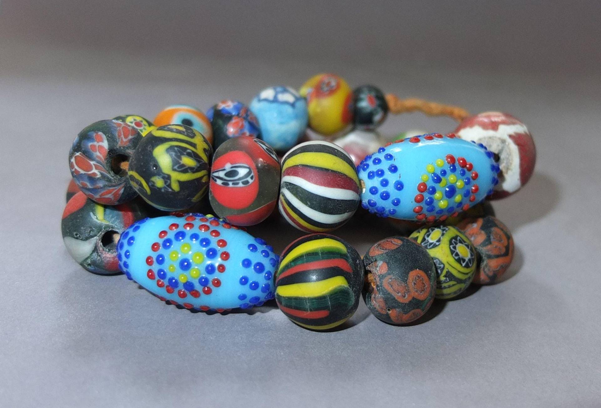 Halskette Mit Verschiedenen Mehrfarbigen Glasperlen Aus Nepal, Himalaya Schmuck, Spezielle Volksperlen, Kostenloser Versand von oldmaya