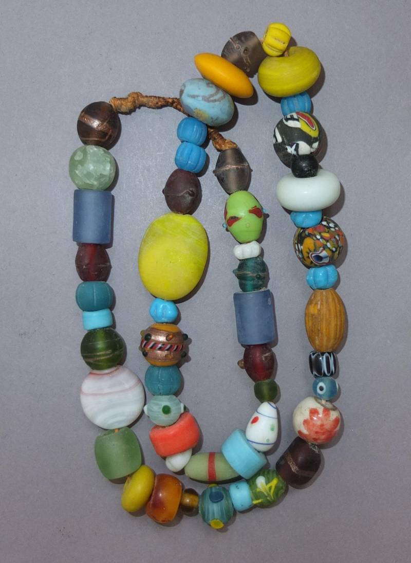 Halskette Mit Verschiedenen Mehrfarbigen Glasperlen Aus Nepal, Himalaya Schmuck, Spezielle Volksperlen, Kostenloser Versand von oldmaya