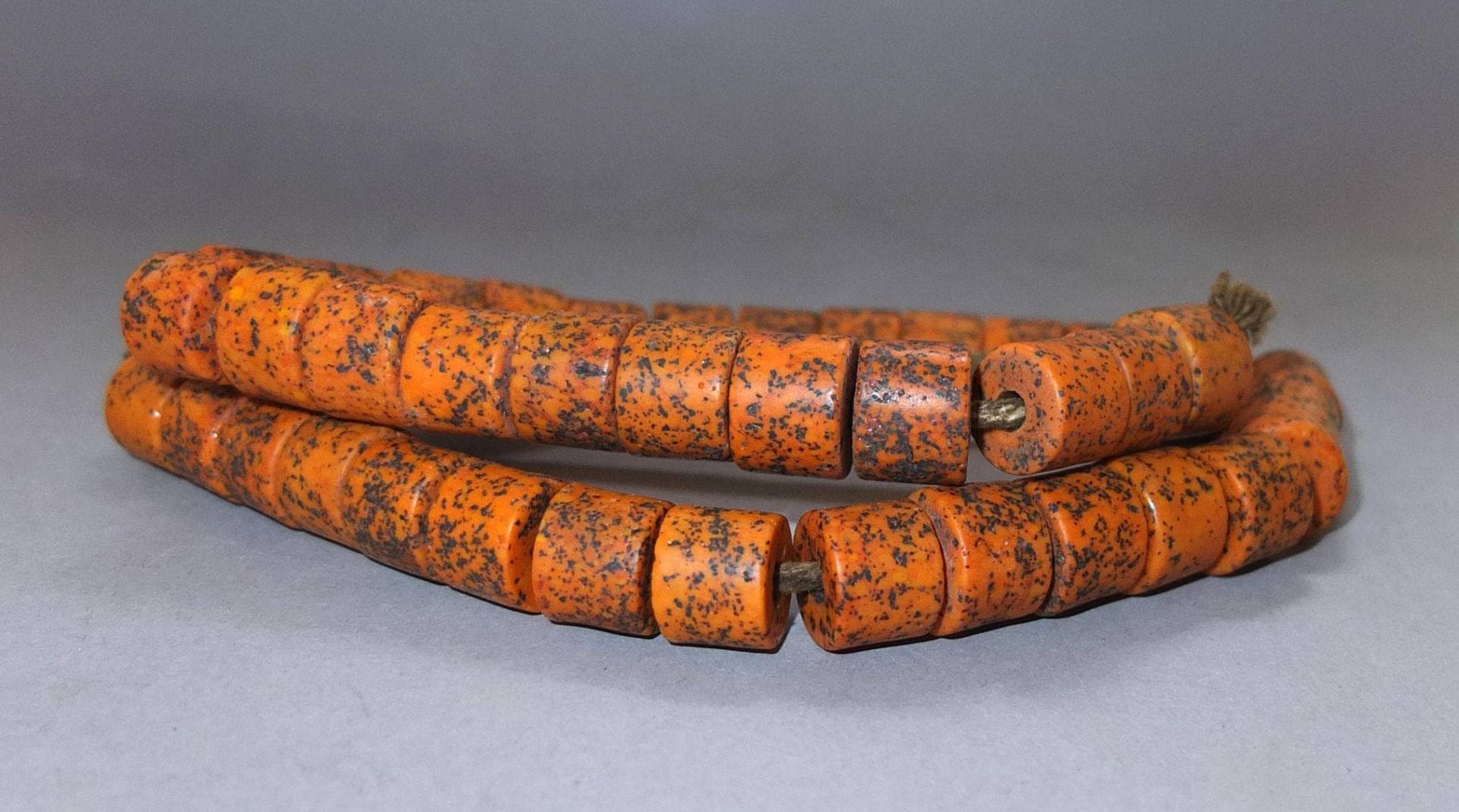 Halskette Strang Mit Orange Schwarz Gesprenkelte Glasperlen Aus Nepal, Bal Schmuck Himalaya von oldmaya