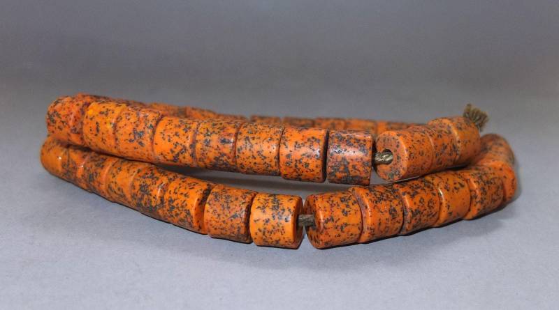 Halskette Strang Mit Orange Schwarz Gesprenkelte Glasperlen Aus Nepal, Bal Schmuck Himalaya von oldmaya