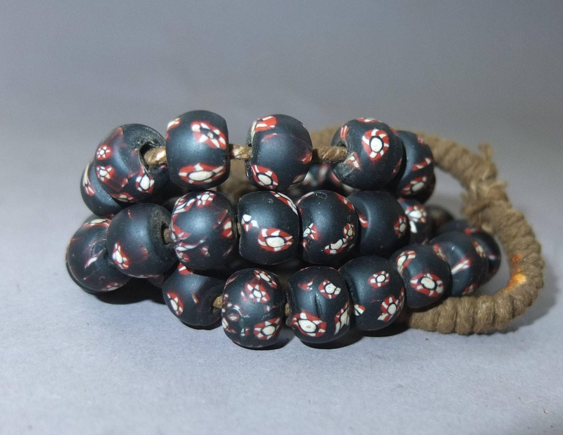 Halskette Strang Mit Runde Schwarz Rot Weiße Fusing Glas Perlen Aus Nepal, Millefiori Perlen, Folklore Schmuck Asien, Kostenloser Versand von oldmaya