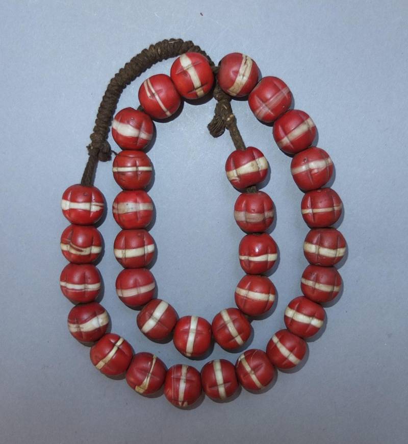 Halskette Strang Rot Weiß Gerillte Glasperlen Aus Nepal, Folklore Schmuck Asien, Kostenloser Versand von oldmaya