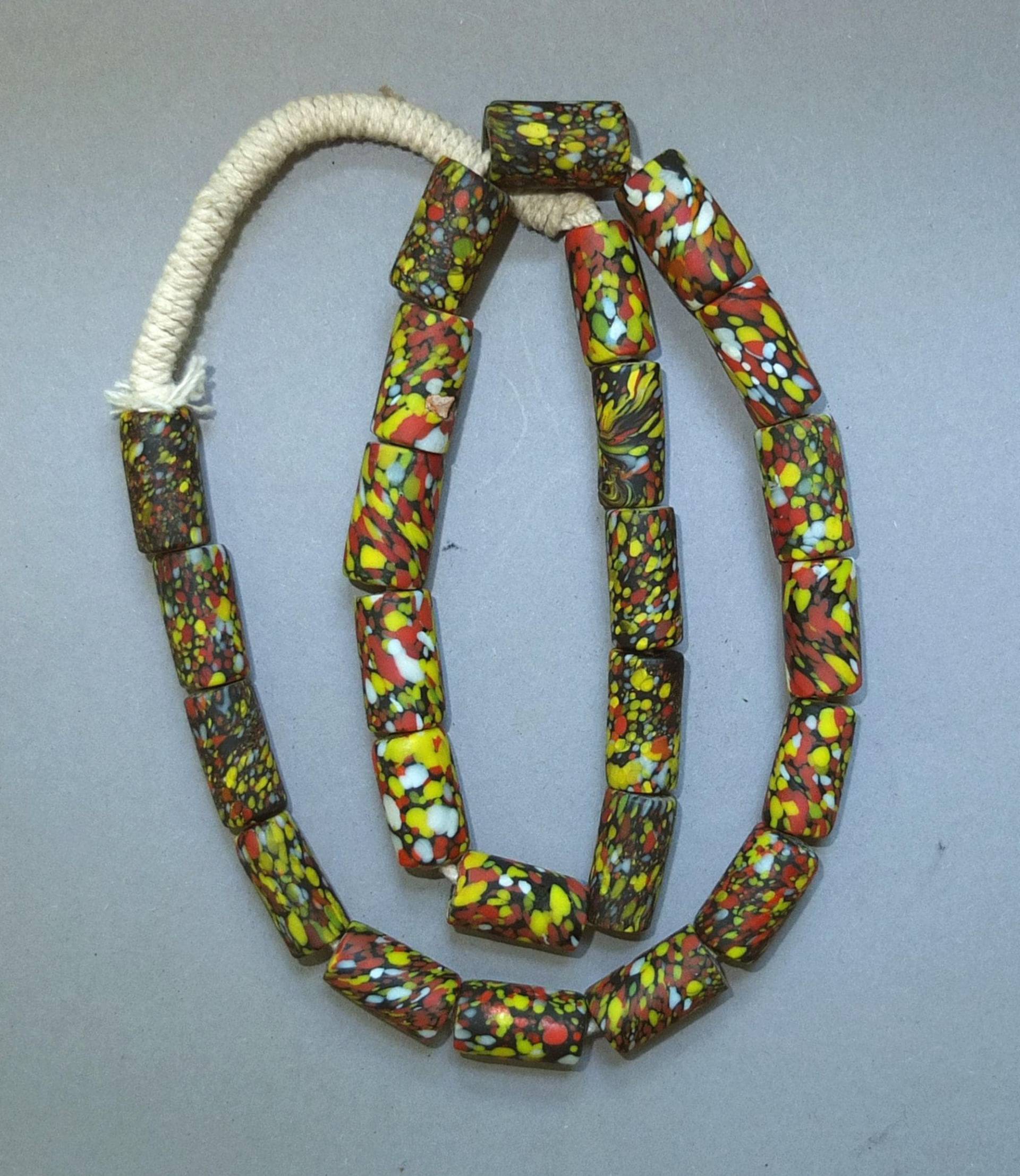 Halskettenstrang Mit Alten Tupe-Förmigen Schwarzen Weißen Roten Gelben Geschmolzenen Glasperlen Aus Nepal, Folkloreschmuck Asien, Kostenloser Versand Halskettenstrang Mit Alten Tupe-Förmigen Schwarzen Weißen Roten Gelben Geschmolzenen Glasperlen Aus Nepal, Folkloreschmuck Asien, Kostenloser Versand von oldmaya