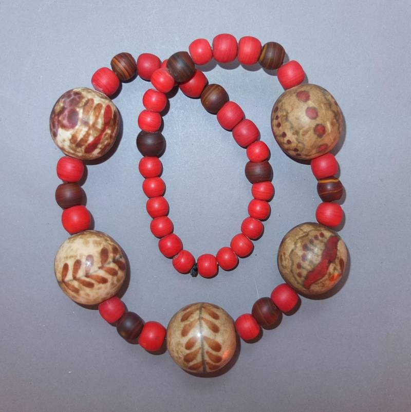 Handgemachte Alte Große Runde Florale Keramik-Halskette Mit Rotbraunen Glasperlen Aus Nepal, Himalaya Kunst, Kostenloser Versand Handgemachte Alte Große Runde Florale Keramik-Halskette Mit Rotbraunen Glasperlen Aus Nepal, Himalaya Kunst, Kostenloser Versand von oldmaya