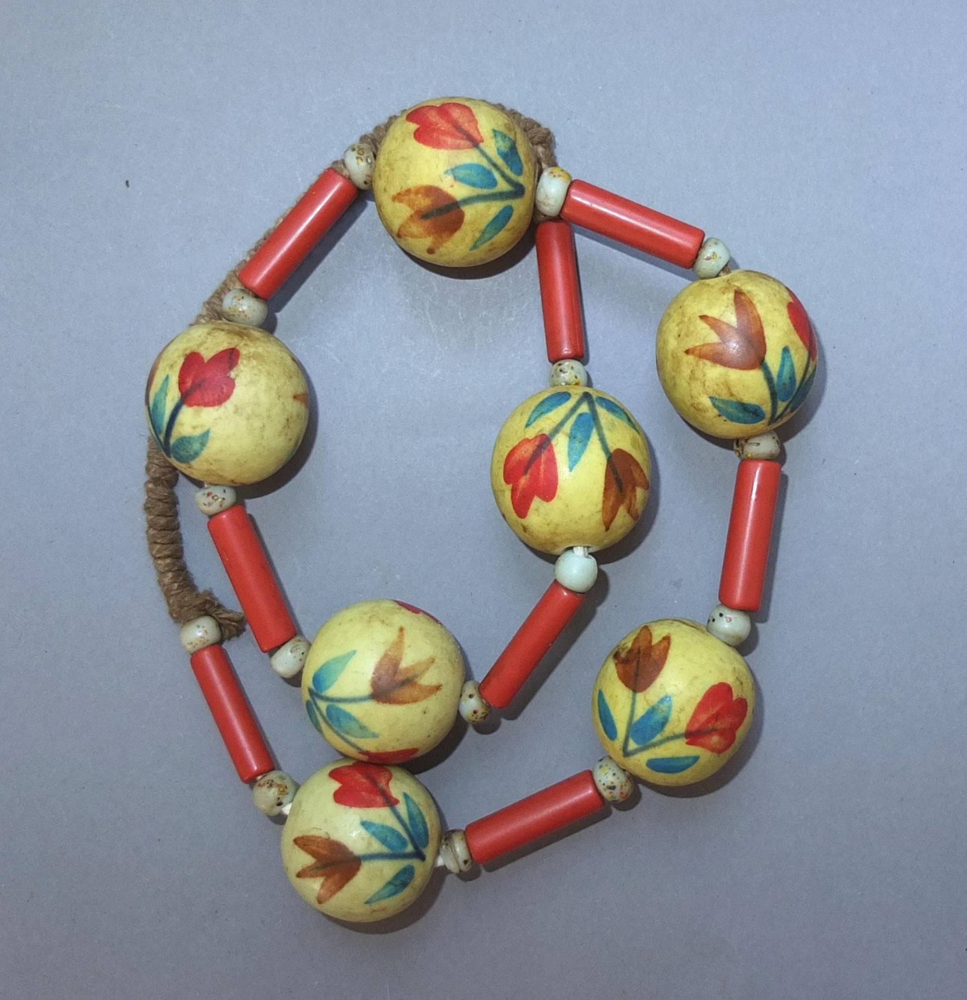 Klobige Blumenkeramikperlen-Halskette, Nepal-Himalaya Kunst von oldmaya