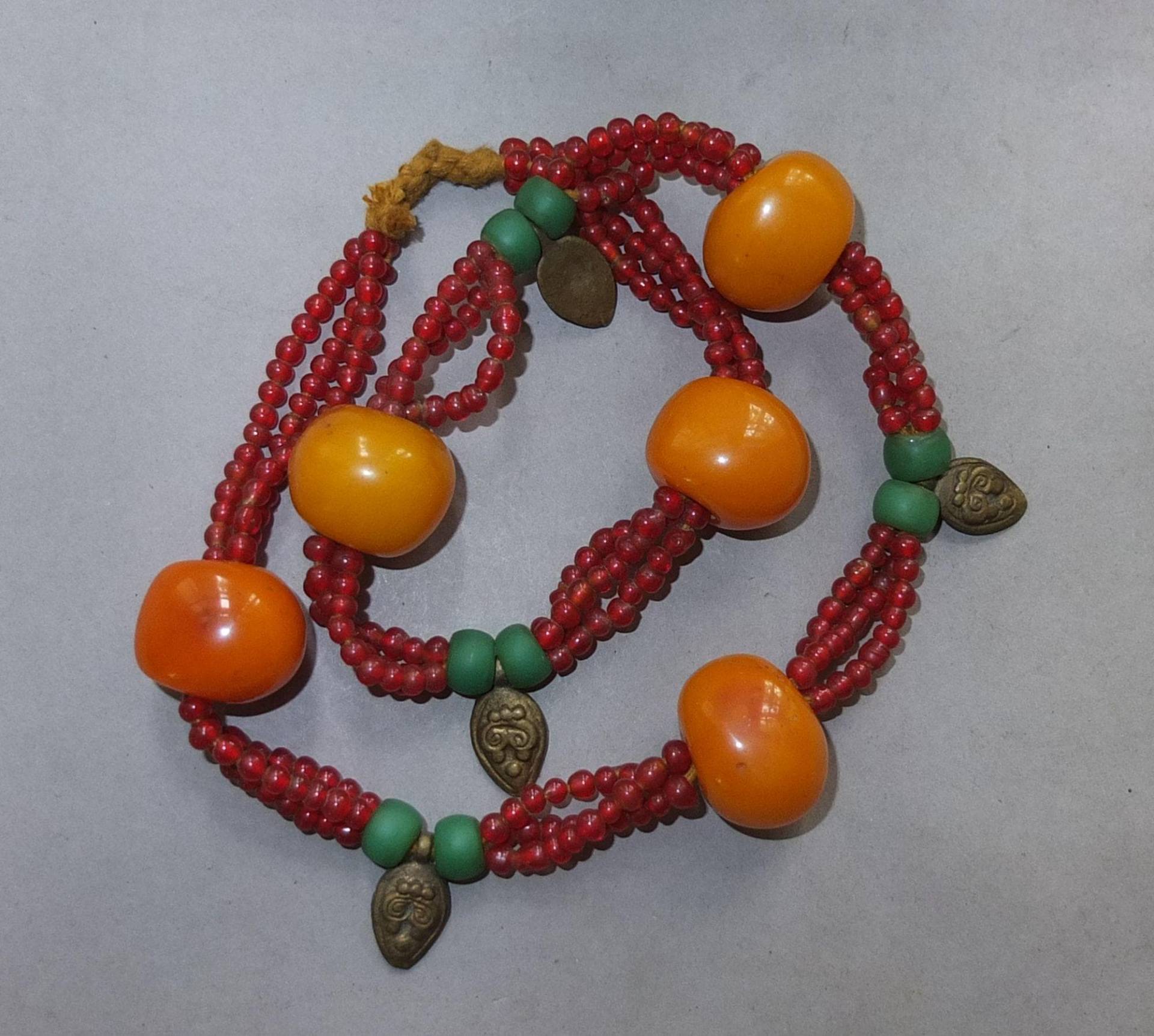 Naga Halskette Mit Handgemachten Gebrauchten Mehrsträngigen Glasperlen, Messing Anhängern Und Harzperlen, Stammes Schmuck, Volkskunst Naga Halskette Mit Handgemachten Gebrauchten Mehrsträngigen Glasperlen, Messing Anhängern Und Harzperlen, Stammes Schmuck, Volkskunst von oldmaya