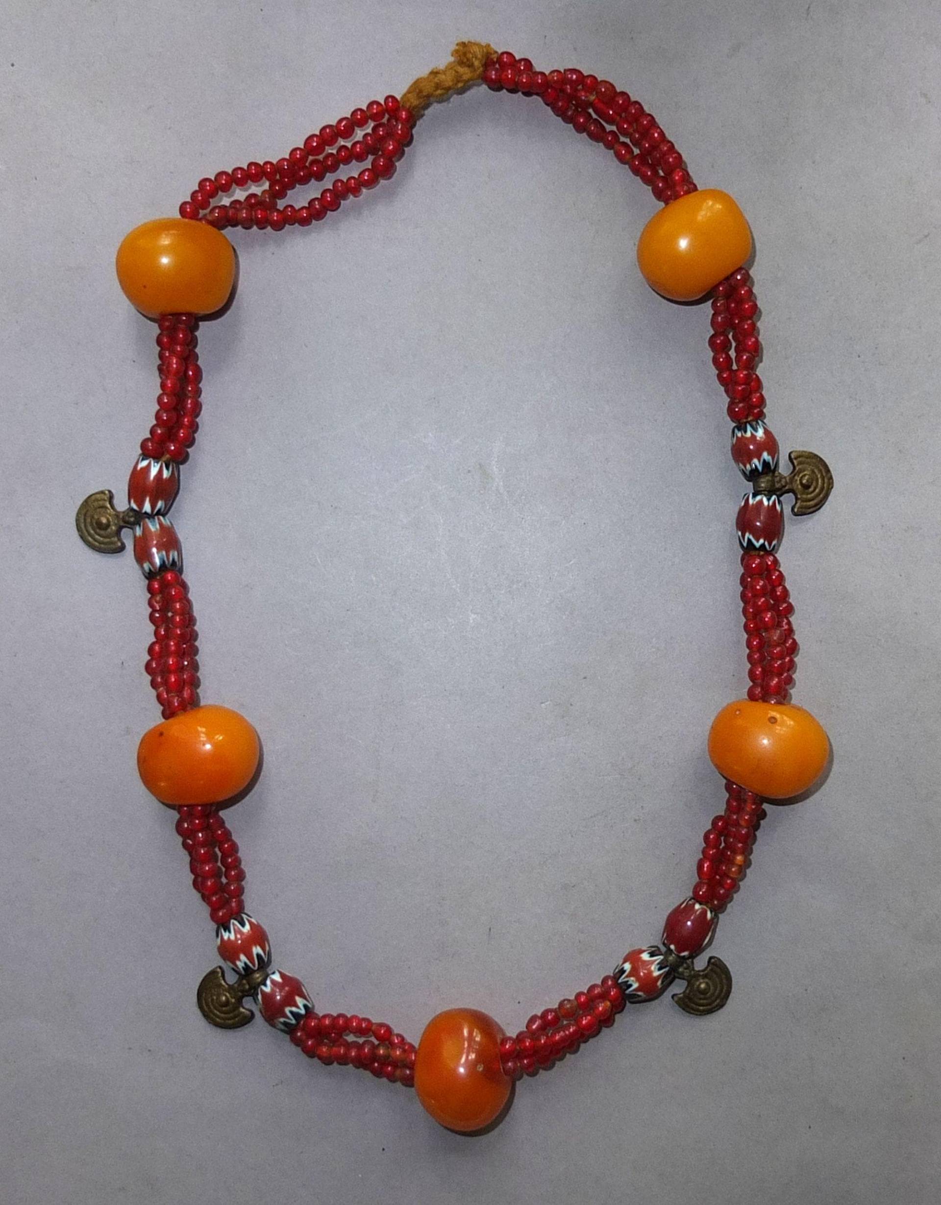 Naga Halskette Mit Handgemachten Gebrauchten Mehrsträngigen Glasperlen, Messing Anhängern Und Harzperlen, Stammes Schmuck, Volkskunst Naga Halskette Mit Handgemachten Gebrauchten Mehrsträngigen Glasperlen, Messing Anhängern Und Harzperlen, Stammes Schmuck, Volkskunst von oldmaya