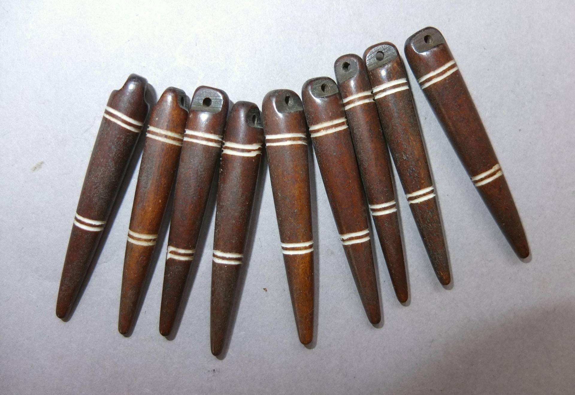 Neun Knochen Anhänger Mit Weißen Streifen Aus Nepal, Folkloreschmuck, Kostenloser Versand Neun Knochen Anhänger Mit Weißen Streifen Aus Nepal, Folkloreschmuck, Kostenloser Versand von oldmaya