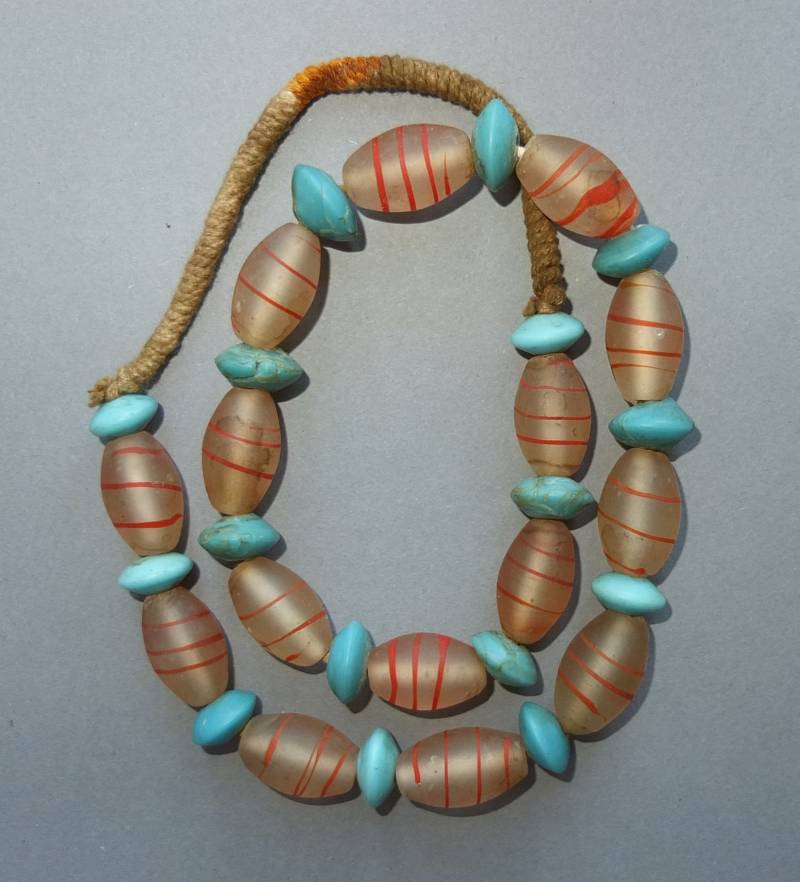 Nepali Glasperlenkette, Rot Gestreifte Ovale Perlen von oldmaya