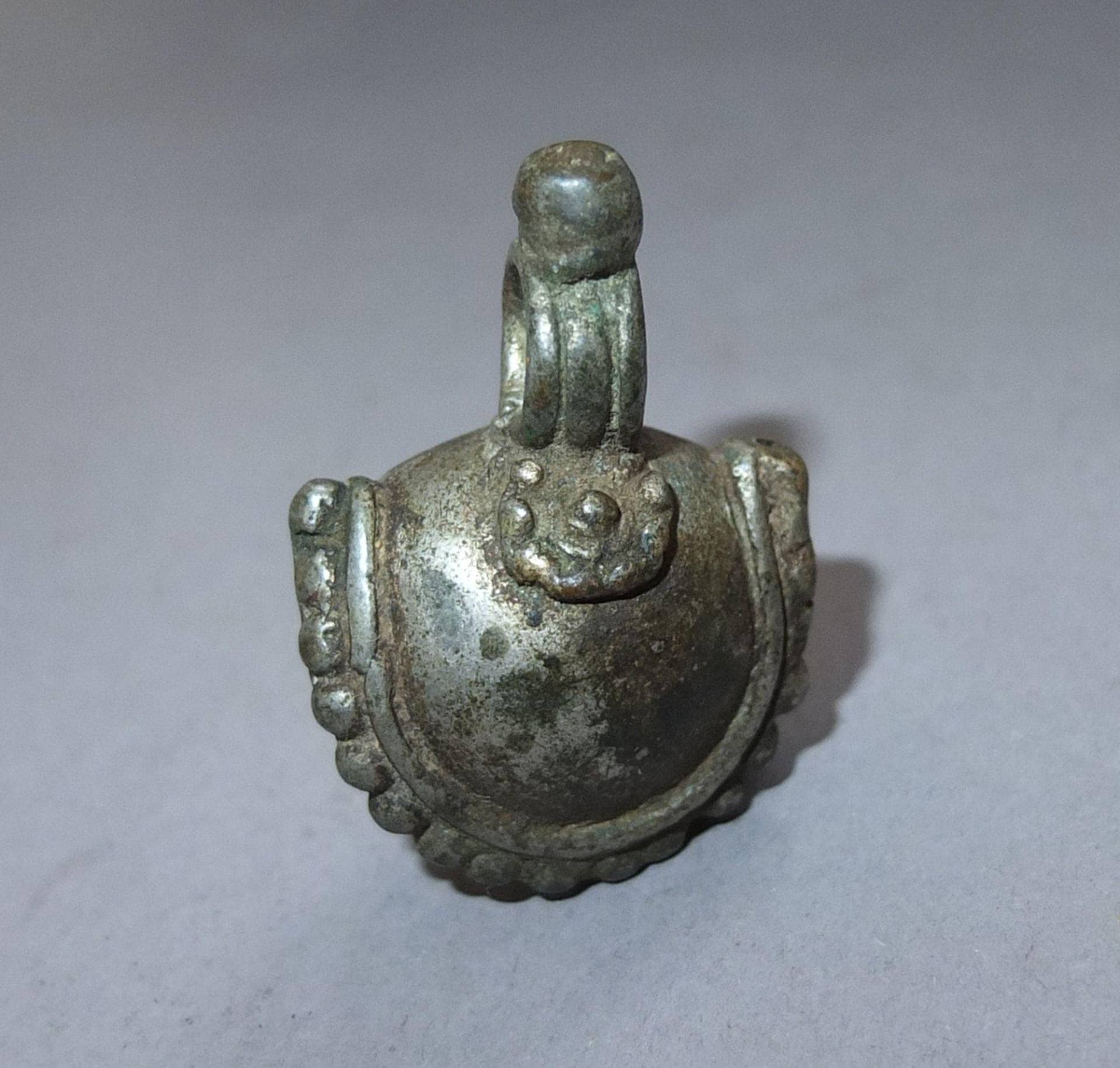 Sammlerstück Antike Gebrauchte Metall Rassel Anhänger Aus Nepal, Musiker Tänzerin von oldmaya