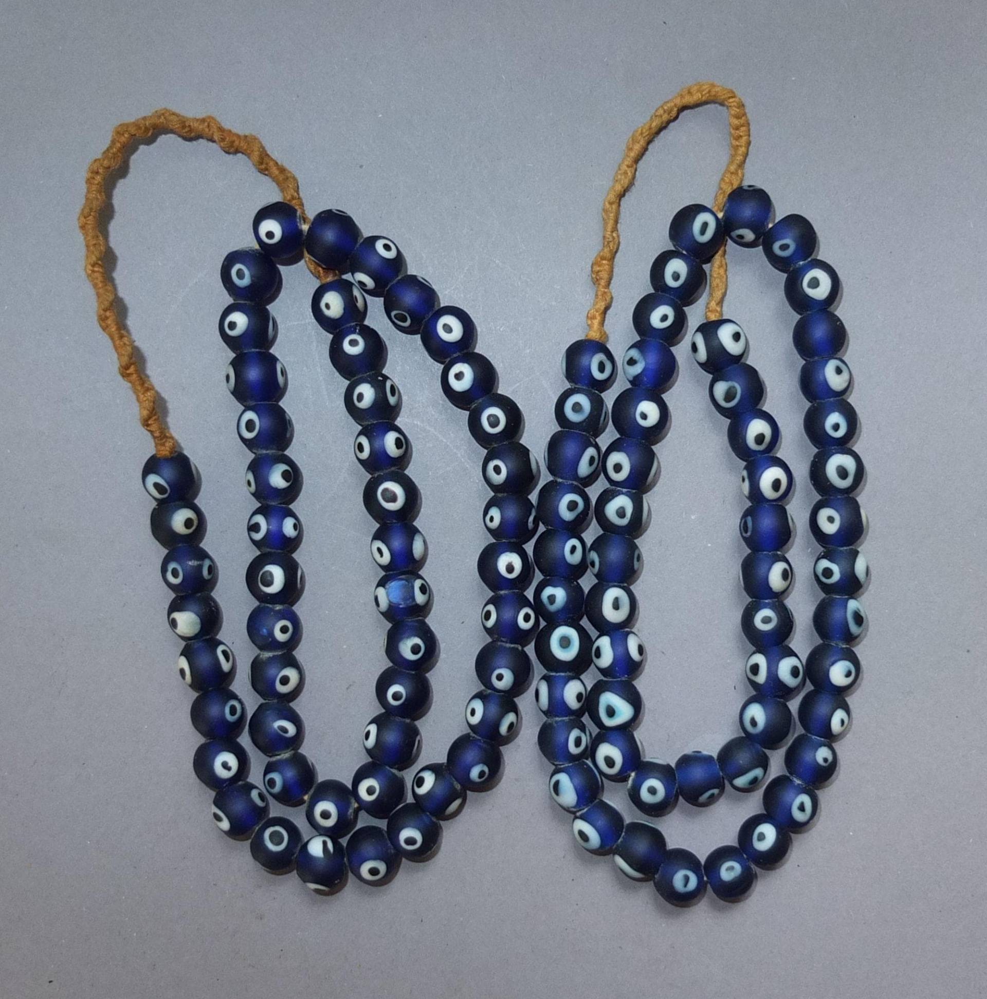 Zwei Halsketten Mit Alten Runden Dunkelblauen Glasperlen Weißen Punkten Aus Nepal von oldmaya