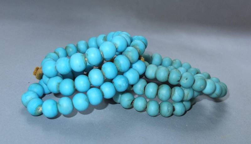 Zwei Halsketten Stränge Mit Alten Hellblauen Runden Glasperlen Aus Nepal, Handgemachte Perlen Für Die Schmuckherstellung, Kostenloser Versand Zwei Halsketten Stränge Mit Alten Hellblauen Runden Glasperlen Aus Nepal, Handgemachte Perlen Für Die Schmuckherstellung, Kostenloser Versand von oldmaya