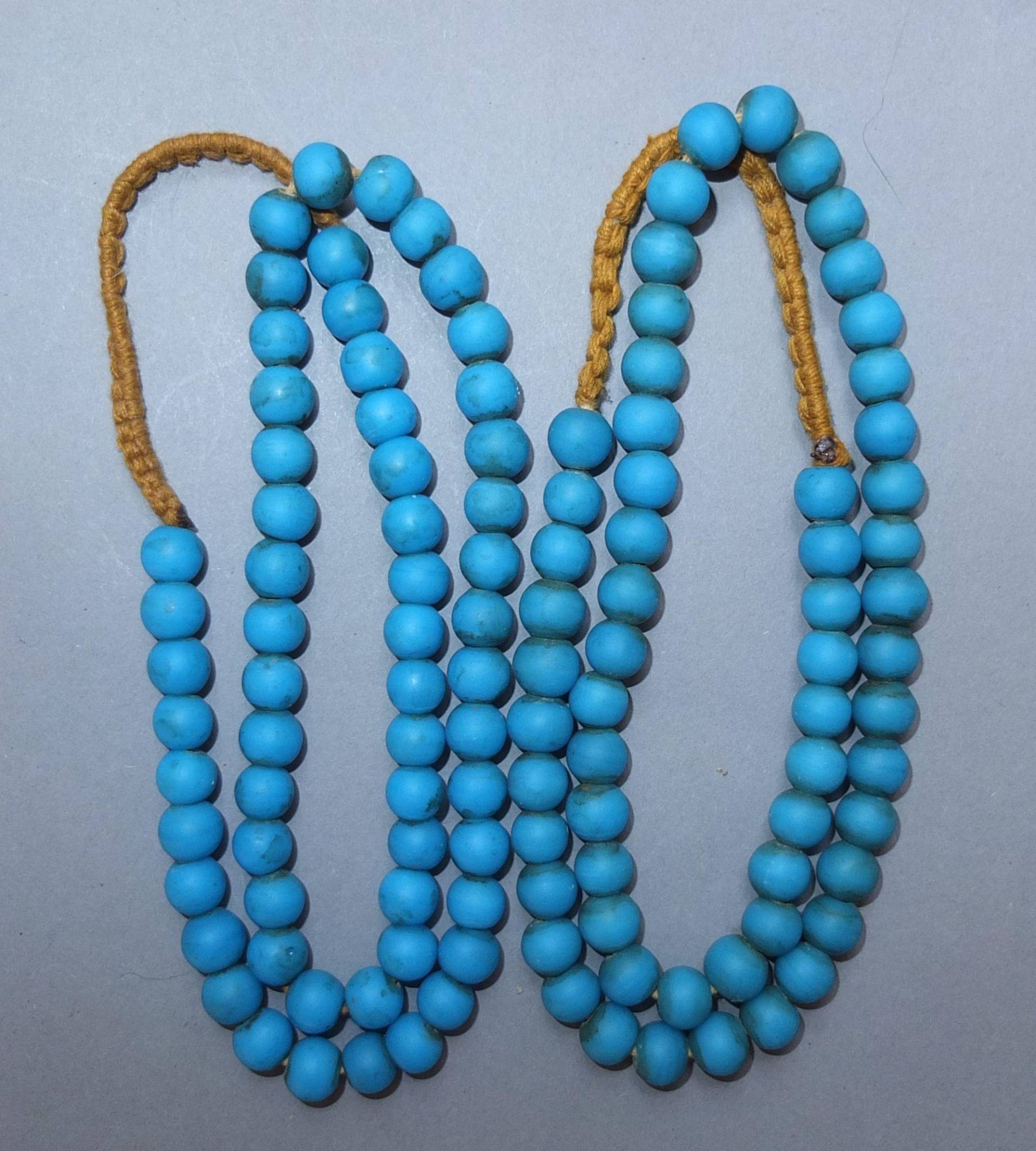 Zwei Halsketten Stränge Mit Hellblauen Runden Glasperlen Aus Nepal, Handgemachte Perlen Für Die Schmuckherstellung, Kostenloser Versand Zwei Halsketten Stränge Mit Hellblauen Runden Glasperlen Aus Nepal, Handgemachte Perlen Für Die Schmuckherstellung, Kostenloser Versand von oldmaya