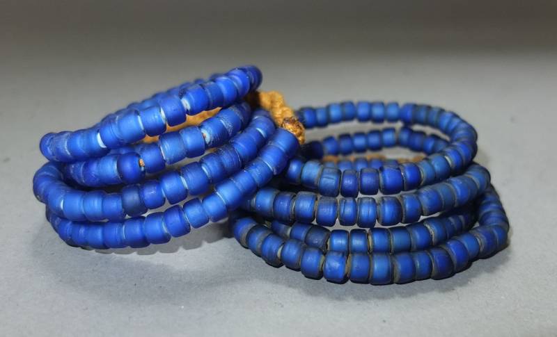 Zwei Halsketten Stränge Mit Kleinen Blauen Weißen Glasperlen Aus Nepal, Handgemachte Perlen Für Die Schmuckherstellung, Kostenloser Versand Zwei Halsketten Stränge Mit Kleinen Blauen Weißen Glasperlen Aus Nepal, Handgemachte Perlen Für Die Schmuckherstellung, Kostenloser Versand von oldmaya