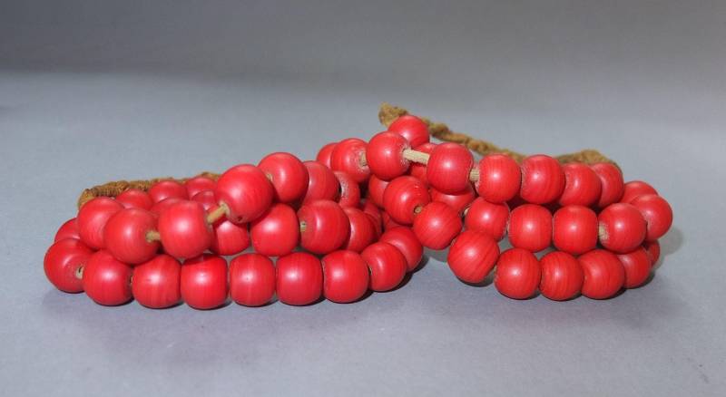 Zwei Halsketten Stränge Mit Roten Runden Glasperlen Aus Nepal, Handgefertigte Perlen Für Die Schmuckherstellung, Kostenloser Versand Zwei Halsketten Stränge Mit Roten Runden Glasperlen Aus Nepal, Handgefertigte Perlen Für Die Schmuckherstellung, Kostenloser Versand von oldmaya