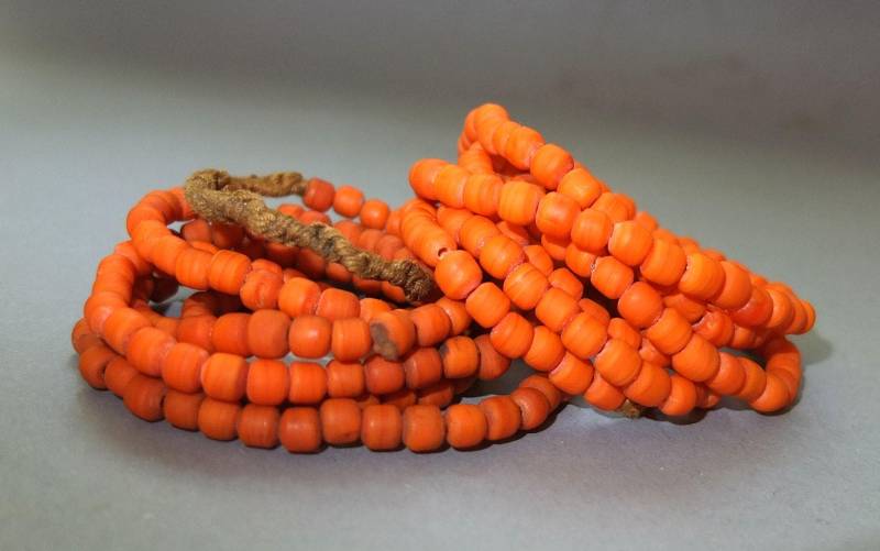 Orange Glasperlen Halskettenstränge Aus Nepal Handgemachte Schmuckherstellung Orange Glasperlen Halskettenstränge Aus Nepal Handgemachte Schmuckherstellung von oldmaya