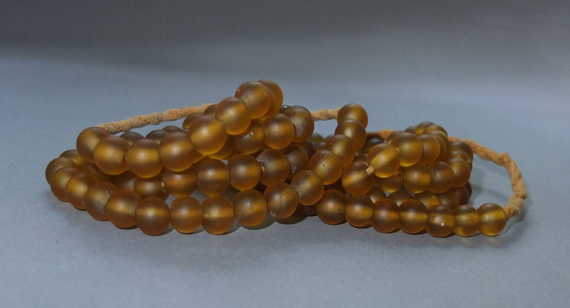 Zwei Handgefertigte Perlenketten, Runde Gelbe Glasperlen Aus Nepal von oldmaya