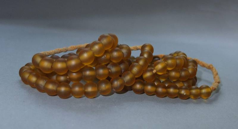 Zwei Handgefertigte Perlenketten, Runde Gelbe Glasperlen Aus Nepal von oldmaya