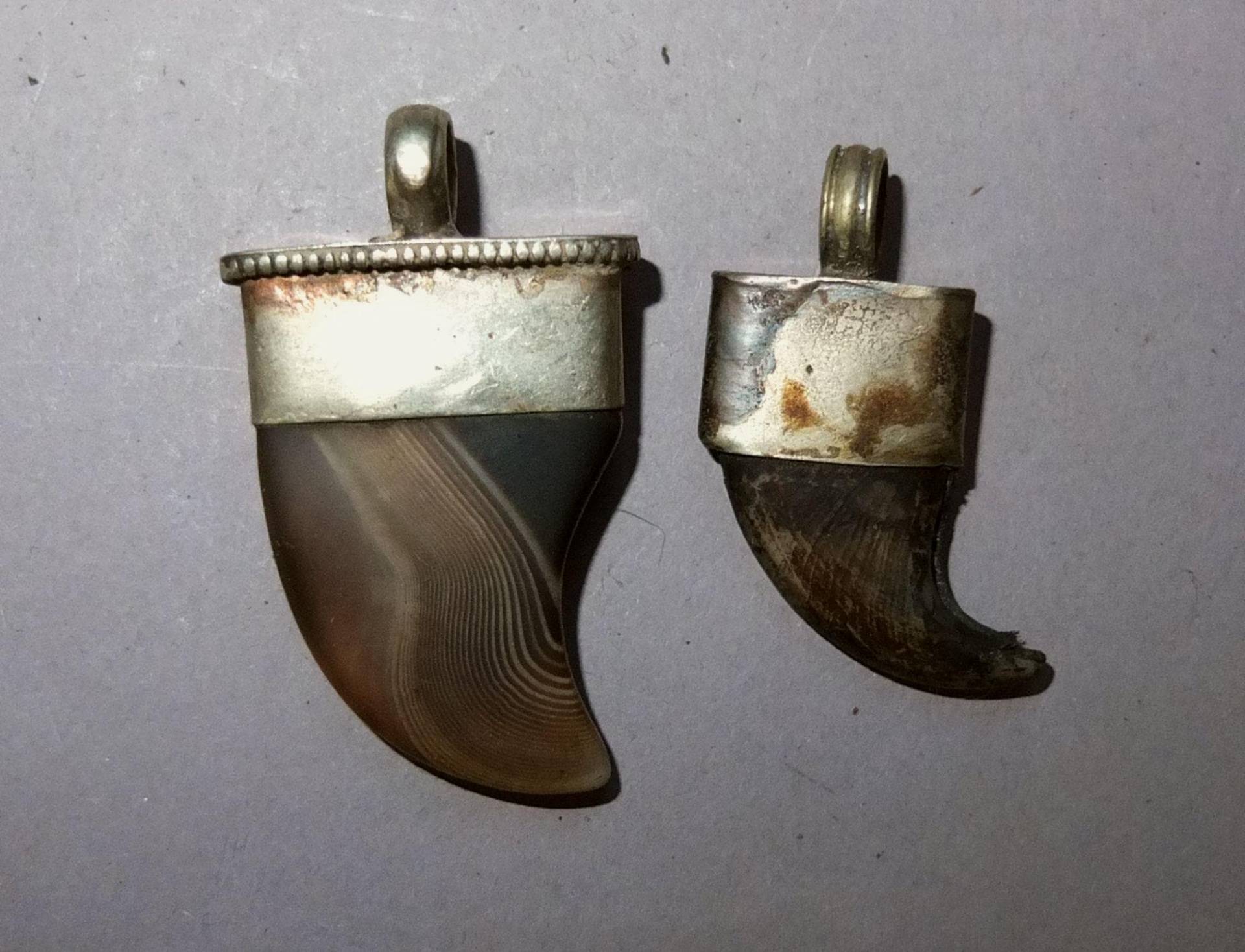 Zwei Handgemachte Braune Achat Anhänger Mit Metallfassung Aus Nepal, Amulett, Volksschmuck von oldmaya