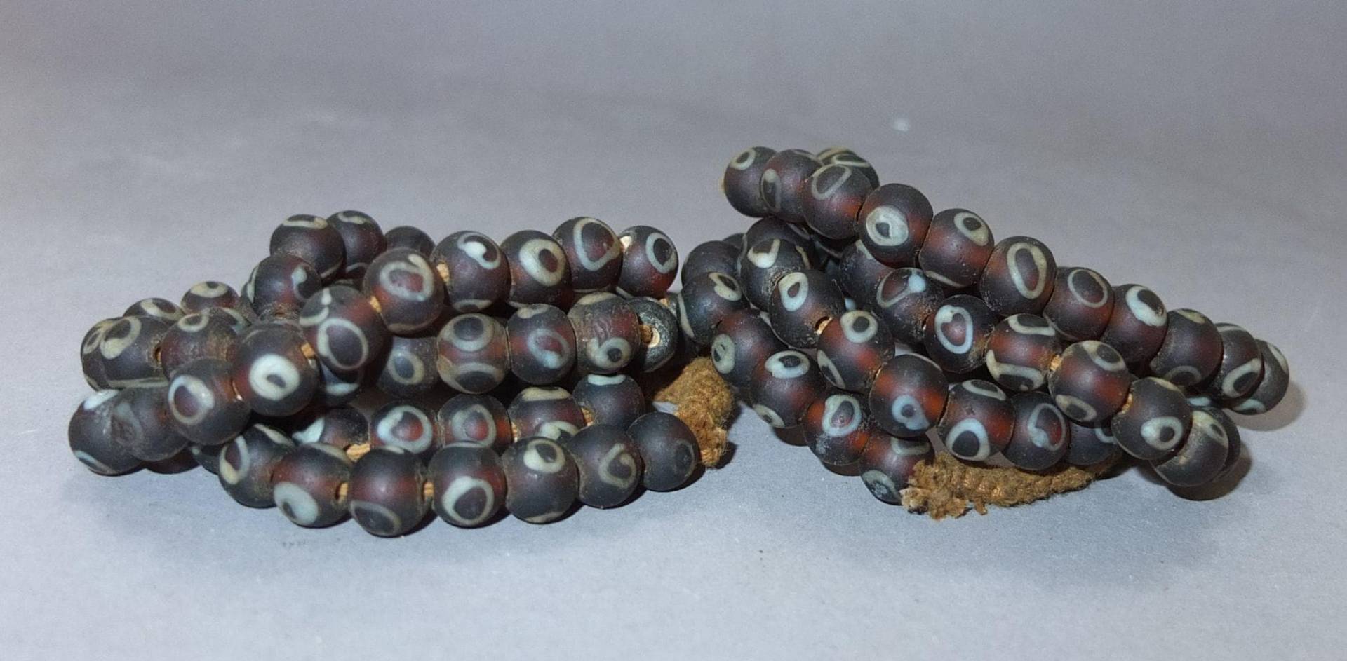 Zwei Perlenketten Mit Alten Runden Braunen Glasperlen Weißen Punkten Aus Nepal von oldmaya