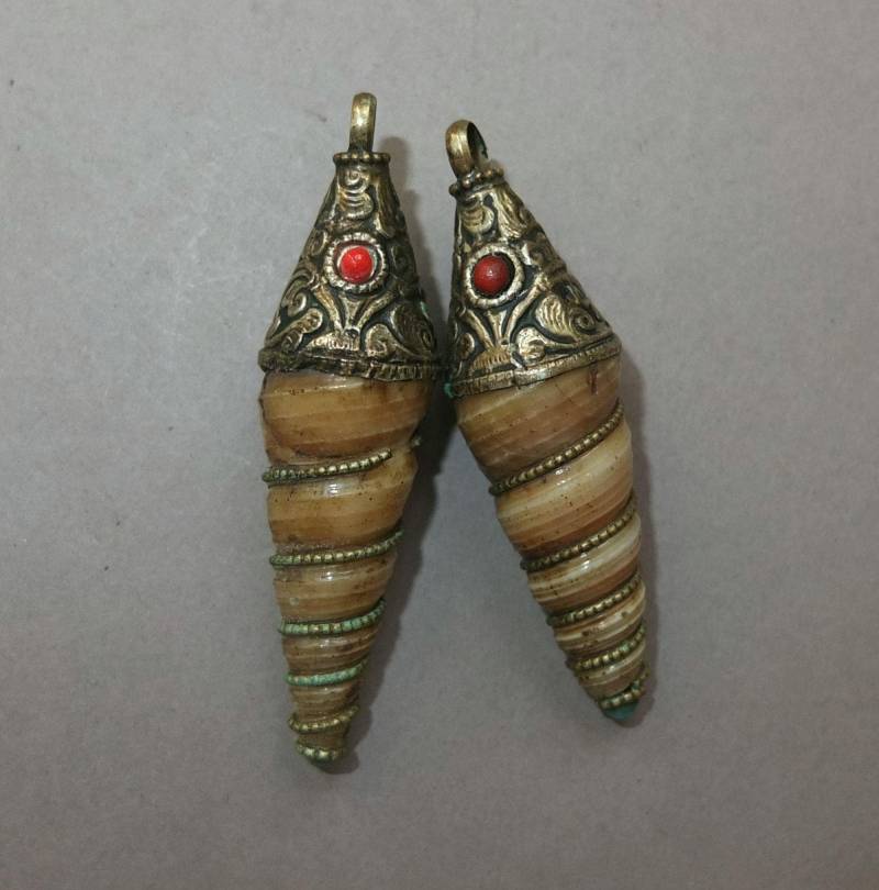 Zwei Schnecken Anhänger Mit Metall Montage, Naturschmuck, Charm Art Himalaya Region, Kostenloser Versand Zwei Schnecken Anhänger Mit Metall Montage, Naturschmuck, Charm Art Himalaya Region, Kostenloser Versand von oldmaya