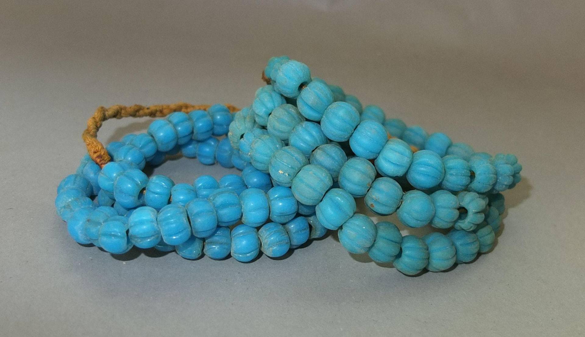 Blaue Grooved Glas Bead Halskette Nepal Himalaya Schmuck Blaue Grooved Glas Bead Halskette Nepal Himalaya Schmuck von oldmaya