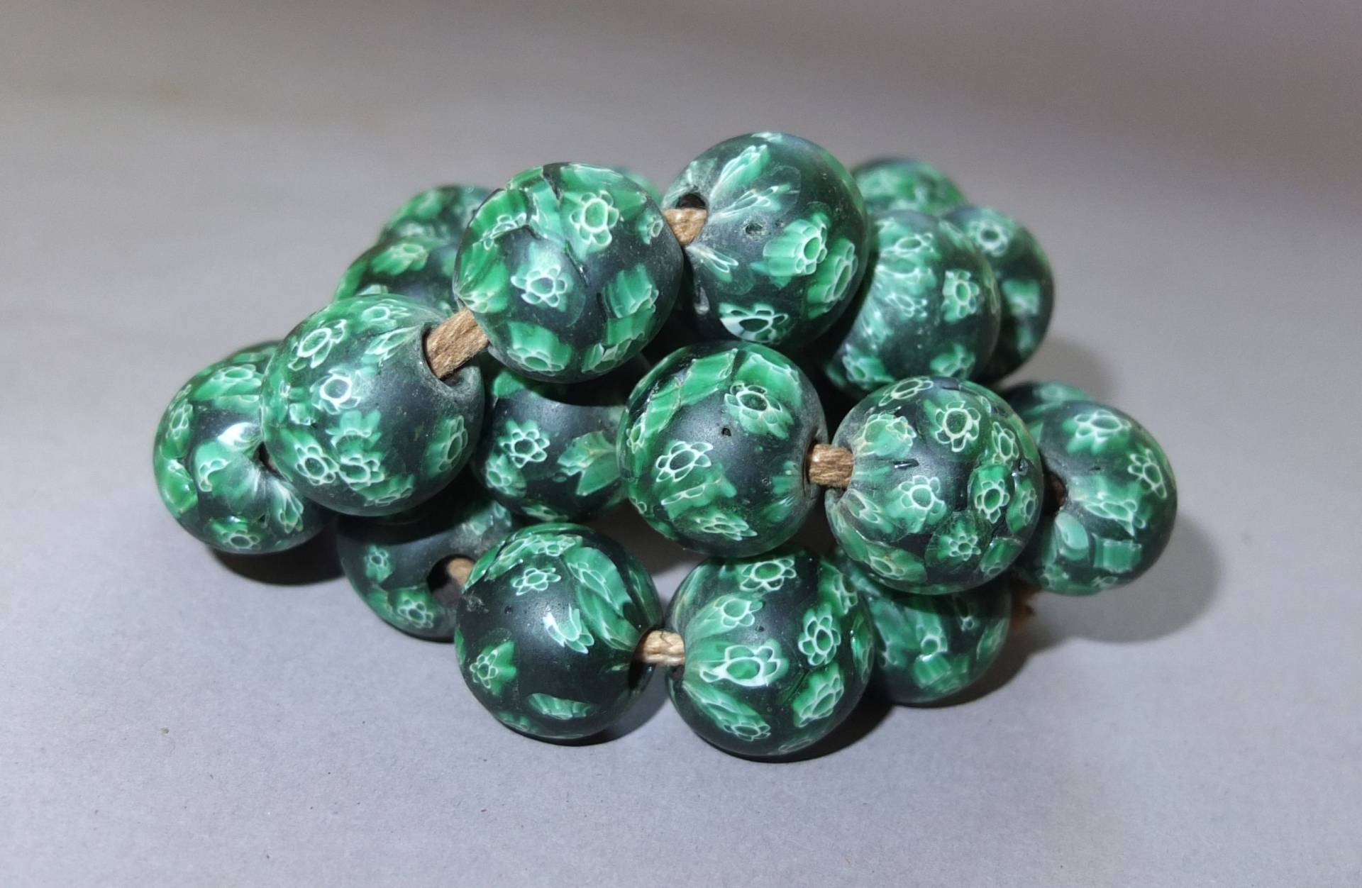 strang Mit Alten Grün-Weiß-Schwarzen Geschmolzenen Runden Glasperlen Aus Nepal, Folkloreschmuck Der Himalaya-Region, Kostenloser Versand von oldmaya