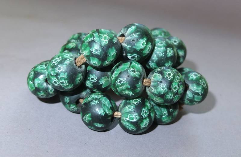 strang Mit Alten Grün-Weiß-Schwarzen Geschmolzenen Runden Glasperlen Aus Nepal, Folkloreschmuck Der Himalaya-Region, Kostenloser Versand von oldmaya