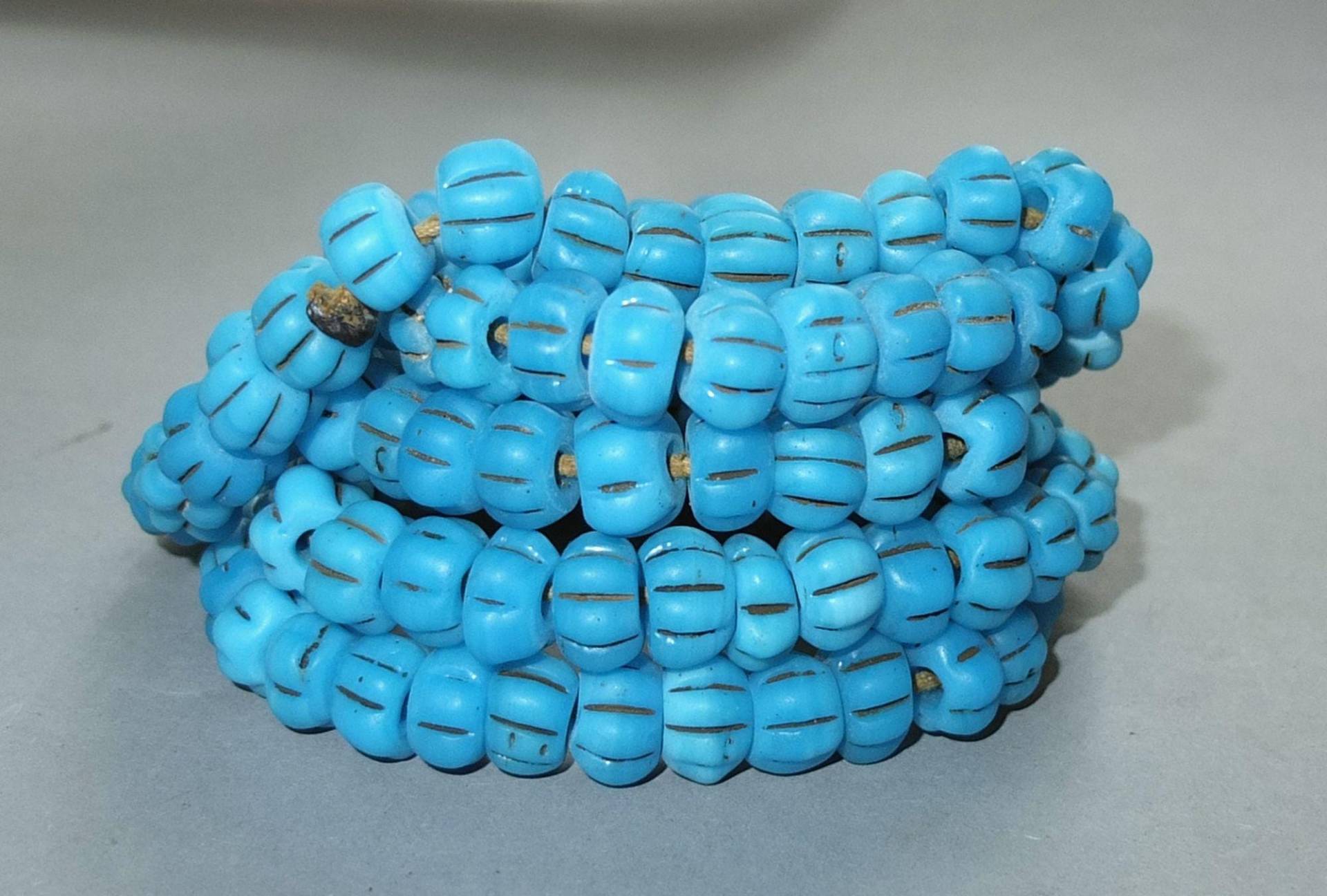 strang Mit Hellblauen Melonenförmigen Glasperlen Aus Nepal, Folkloreschmuck Himalaya Region, Kostenloser Versand strang Mit Hellblauen Melonenförmigen Glasperlen Aus Nepal, Folkloreschmuck Himalaya Region, Kostenloser Versand von oldmaya