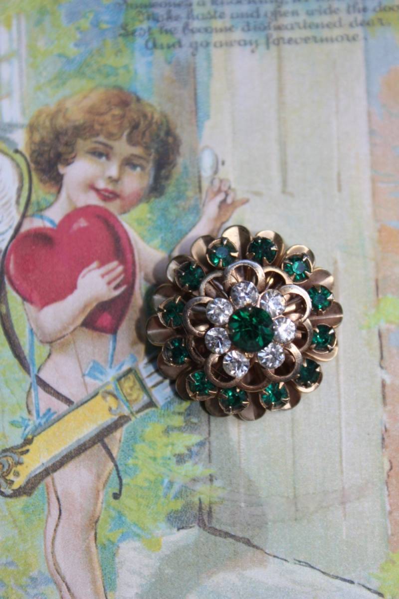 Erstaunliche Circa 1950Er Jahre Strass Brosche/Anstecknadel Mit Smaragdgrün-Farbigem Mittel Strass von oldriverantiques