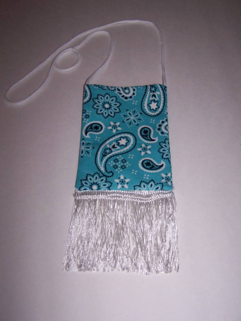 Beutel Tasche Crossover-Telefon-Kasten Klein Blau Bandana-stoff Mit Fransen Untere Kante Riemen Handgemacht Gefüttert 16, 5 "x 4, 5" Beutel Tasche Crossover-Telefon-Kasten Klein Blau Bandana-stoff Mit Fransen Untere Kante Riemen Handgemacht Gefüttert 16, 5 "x 4, 5" von oldspoolmom