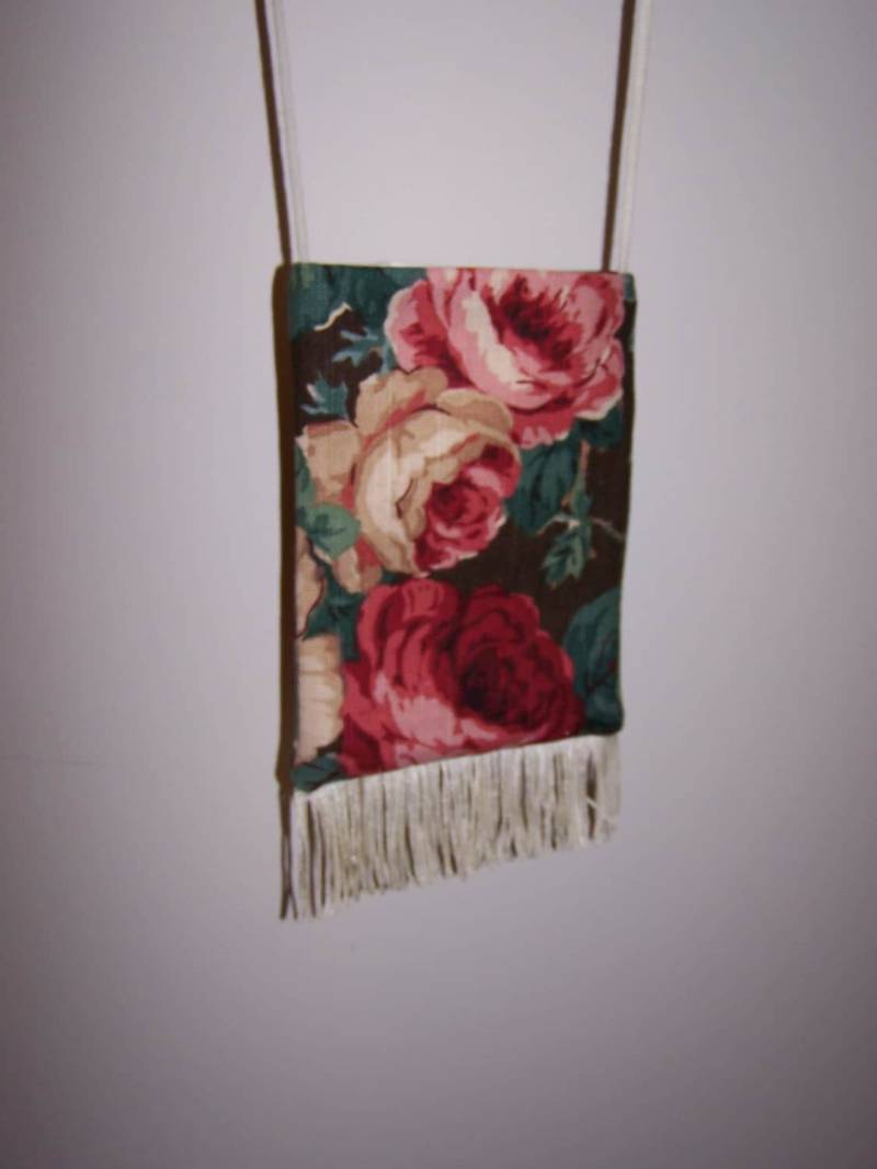 Beuteltasche Crossover Handytasche Klein Bunt Blumenmuster Mit Gesäumten Unterkanten Riemen Handgemacht Gefüttert 16, 5 "x 4, 5" Beuteltasche Crossover Handytasche Klein Bunt Blumenmuster Mit Gesäumten Unterkanten Riemen Handgemacht Gefüttert 16, 5 "x 4, 5" von oldspoolmom