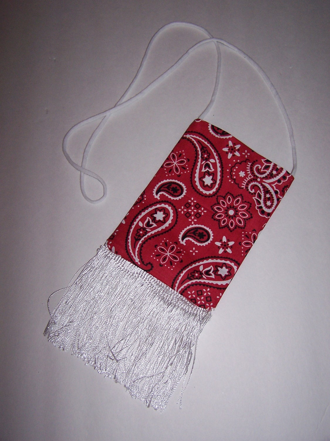 Beuteltasche Crossover-Telefonkasten Kleine Rote Bandana-stoff Mit Fransen-Unterseite-Riemen Handgemacht Gefüttert 16, 5 "x 4, 5" Beuteltasche Crossover-Telefonkasten Kleine Rote Bandana-stoff Mit Fransen-Unterseite-Riemen Handgemacht Gefüttert 16, 5 "x 4, 5" von oldspoolmom