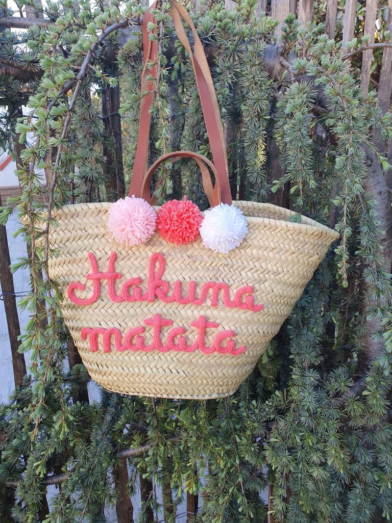 Mittelgroßer Geflochtener Weidenkorb Mit Doppelgriffen Und Individueller Strickschrift von olgaetc