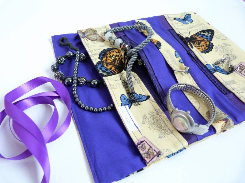 Beste Geschenke Für Vielreisende | Roll Schmuck Etui Mit Schmetterlingen in Lila von olganna