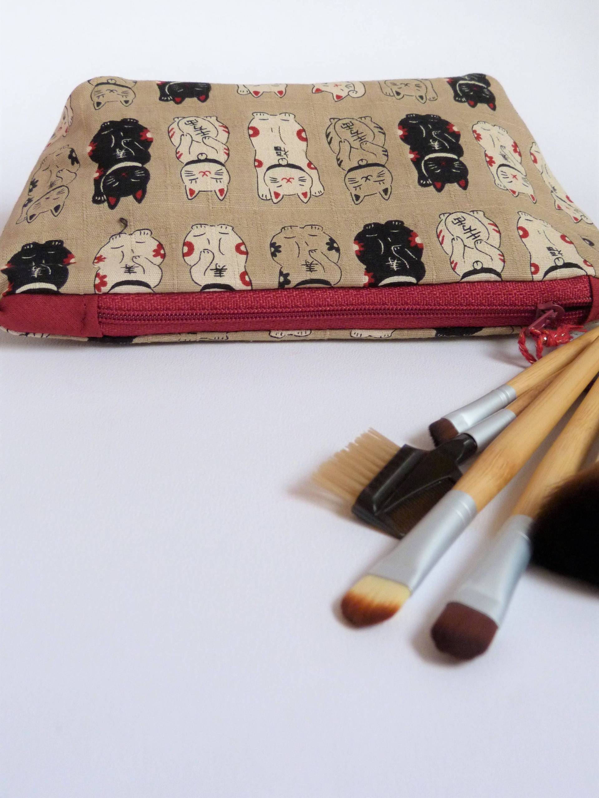 Winkende Katze Geschenkset Mit Make-Up-Tasche Und Bürsten Aus Nachhaltigem Bambus Winkende Katze Geschenkset Mit Make-Up-Tasche Und Bürsten Aus Nachhaltigem Bambus von olganna