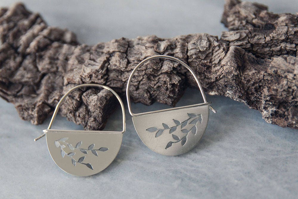 Halbmondförmige Creolen, Mit Nachlaufenden Rankenausschnitten Halbmondförmige Creolen, Mit Nachlaufenden Rankenausschnitten von olivecedarstudio