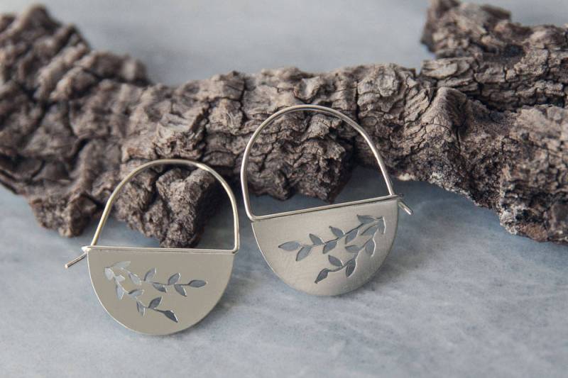 Halbmondförmige Creolen, Mit Nachlaufenden Rankenausschnitten von olivecedarstudio