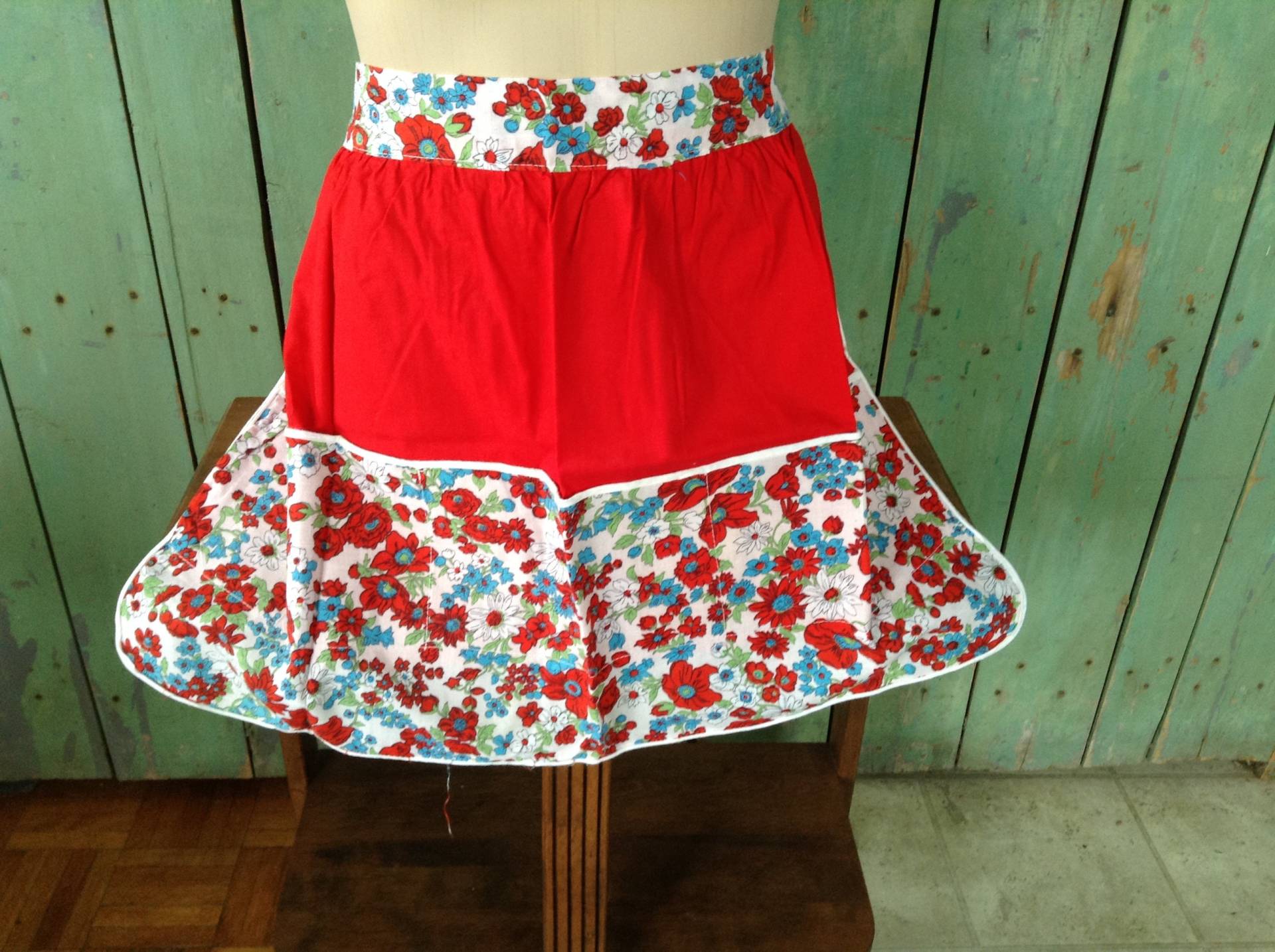 Vintage Rote Halbschürze Rot Und Blau Geblümt 3 Taschen - Omas Schürze - Bauernhaus Handarbeit von olivesheirlooms