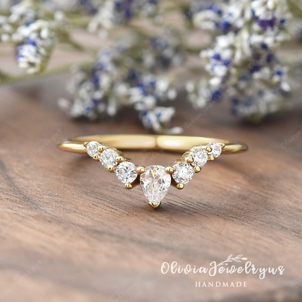 Birnenförmige Moissanite Verbessern Ring 14K Gelb Gold Band Zierliche Simulierte Diamant Chevron Custom Fit Hochzeit Stapeln Matching von oliviajewelryus