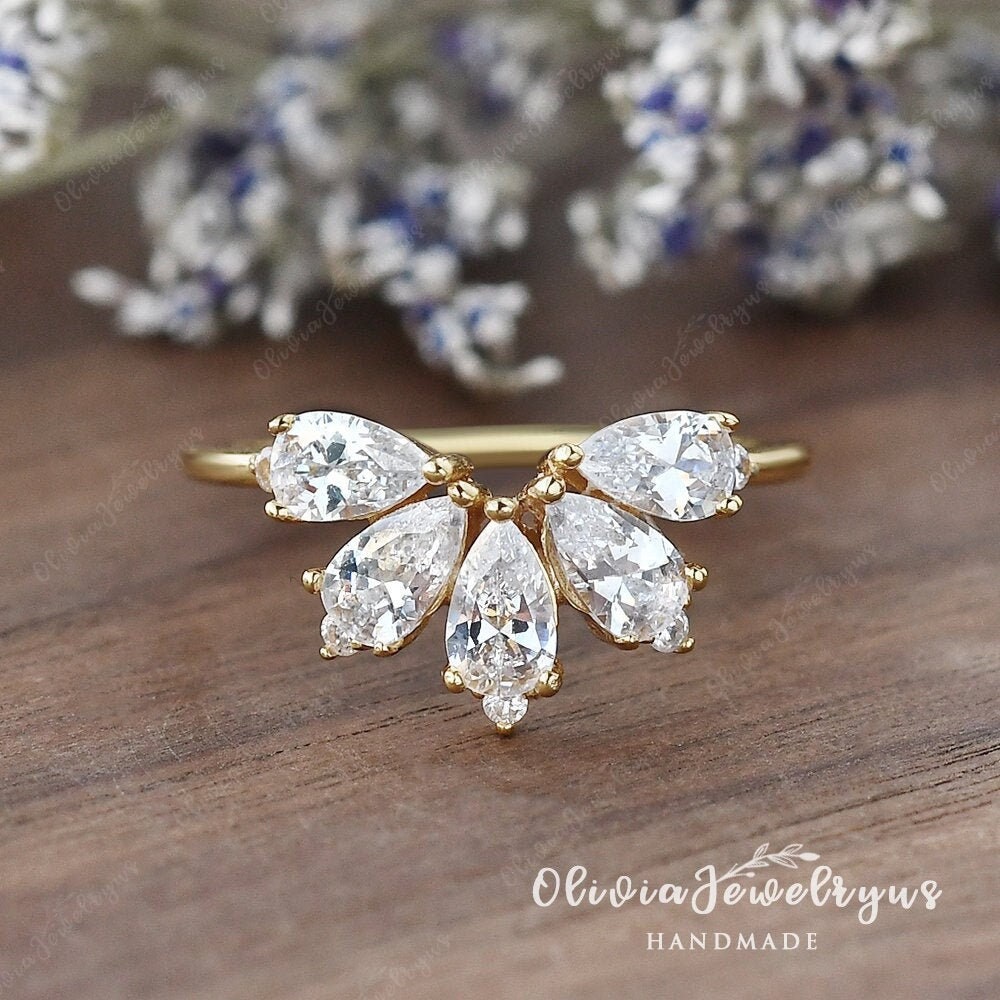 Blume Birne Moissanit Chevron Band Braut Stimuliert Diamant V Form Unikat Cluster Gelb Gold Hochzeit Stapelring von oliviajewelryus