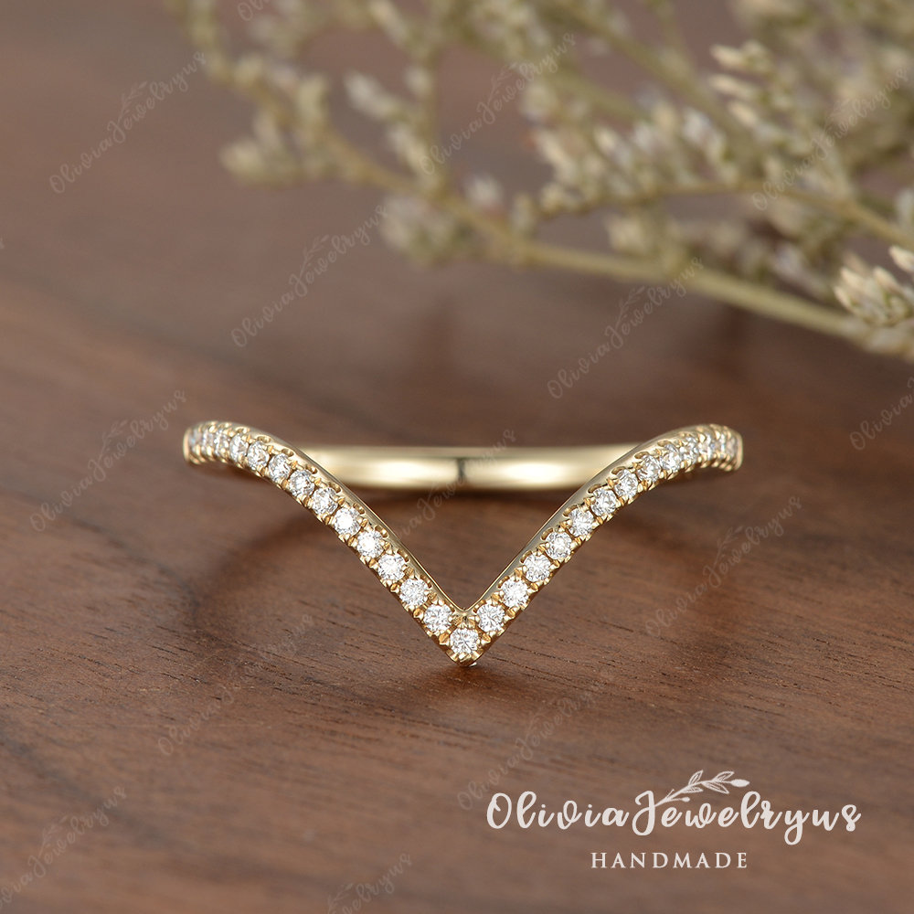 Chevron Diamant Ehering Vintage Damen Stakcing Ring Gelb Gold Art Deco Zartes Passendes Band Gebogen Moissanit Custom Fit von oliviajewelryus