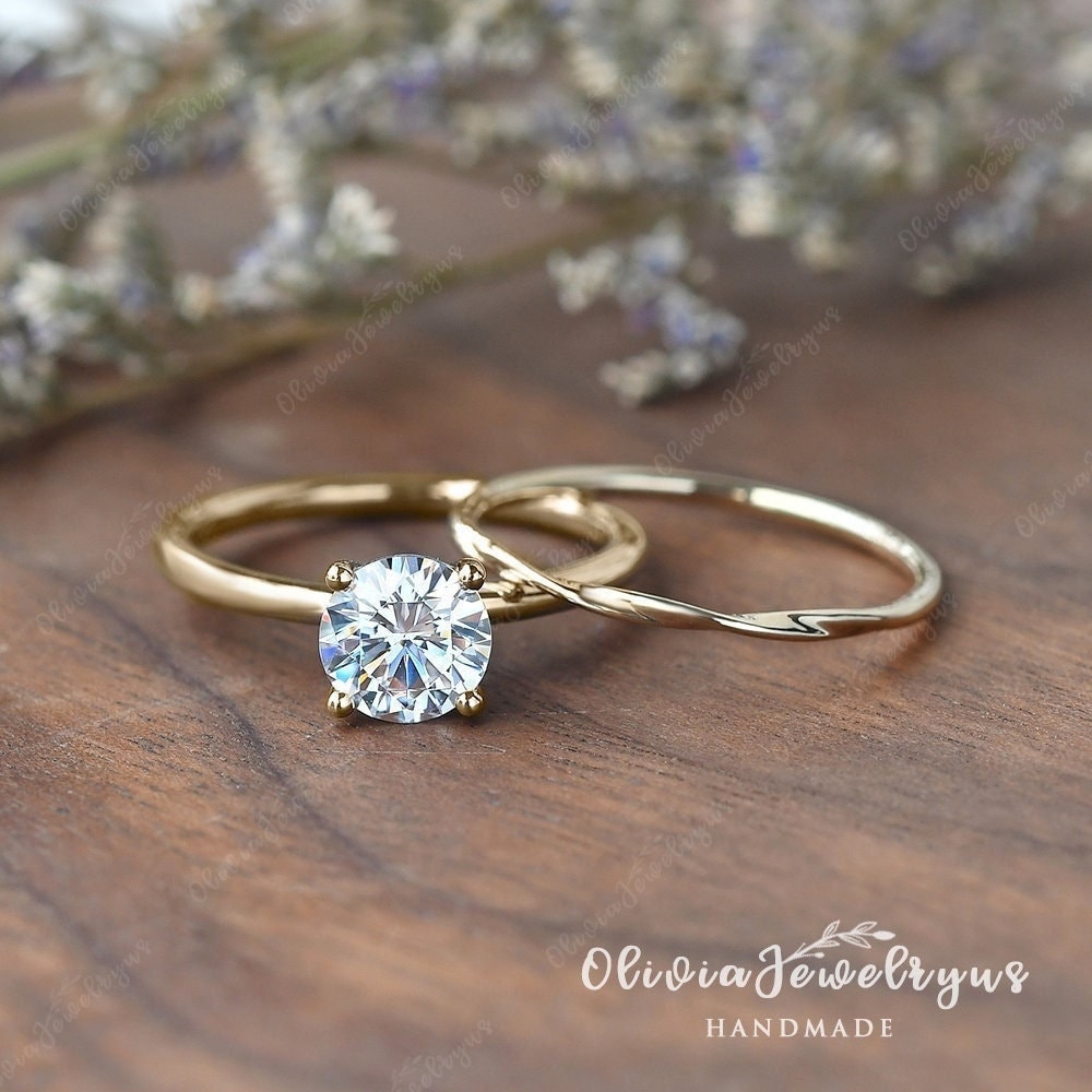 Moissanite Braut Sets Solitär Verlobungsring Rundschliff Simulierter Diamant Hochzeit 14K Gelbgold Twist Thin Matching Band von oliviajewelryus