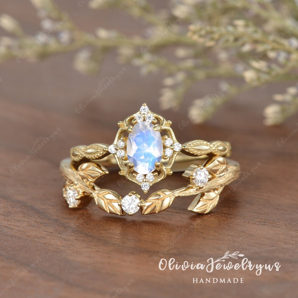 Mondstein Verlobungsring Set Gelb Gold Frau Inspiriert Ring Custom Leafy Moissanite Ehering Vintage Floral Milgrain 2 Stück von oliviajewelryus