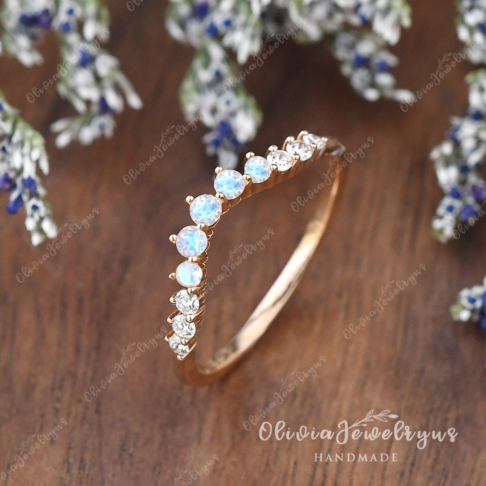 Regenbogen Mondstein Gebogen Ehering Halb Ewigkeit Moissanite 14K Rose Gold Band Hochzeit Stapeln Passenden Silber Ring Braut Benutzerdefinierte von oliviajewelryus