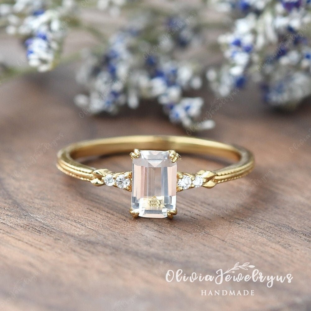 Smaragdschliff Weißer Topas Verlobungsring Braut Gelb Gold Solitär Ring Einzigartiger Mini Milgrain Dünner Frauen April Birthstone von oliviajewelryus