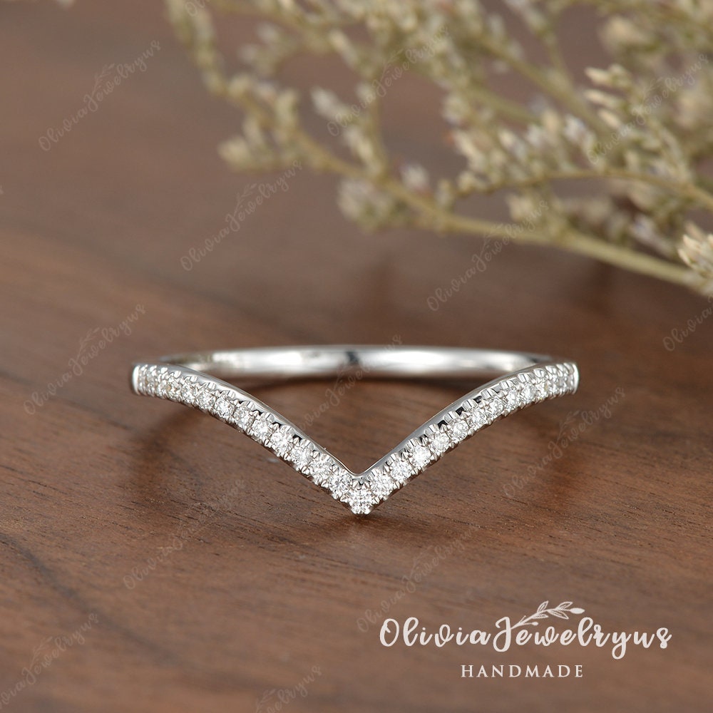 Vintage Frauen Stakcing Ring Weißgold Chevron Diamant Ehering Zarte Passende Band Gebogen V Moissanite Custom Fit Geschenk von oliviajewelryus