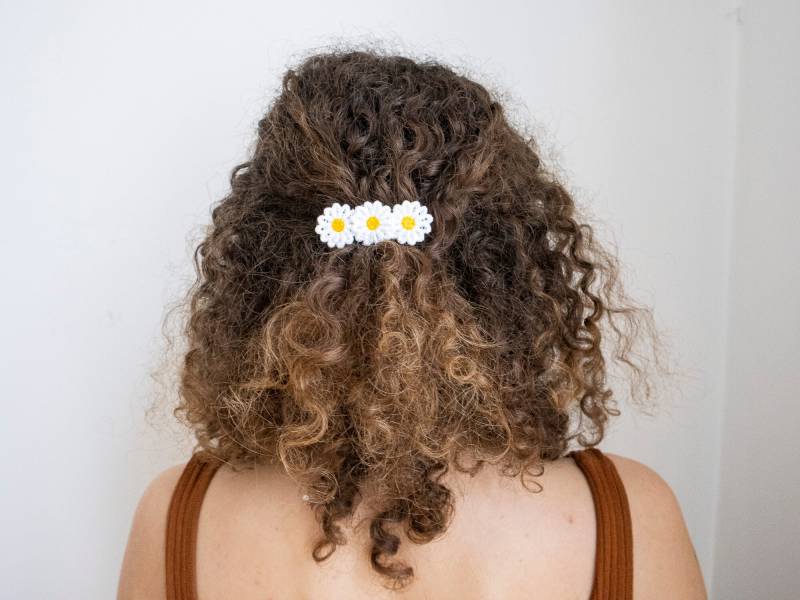 Daisy Blumenspitze Haarspange Nachhaltige Tencel Baby Mädchen Schleife von olivialarastudio