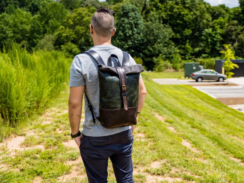 Grüner Moss Leder Roll Top Rucksack Handgemachter Laptop Reiserucksack von olpr