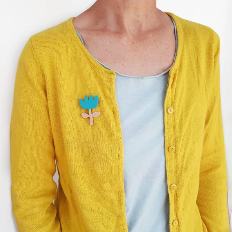 Blaue Blumen Brosche Anstecknadel Aus Handbemaltem Buchenholz Blaue Blumen Brosche Anstecknadel Aus Handbemaltem Buchenholz von olula
